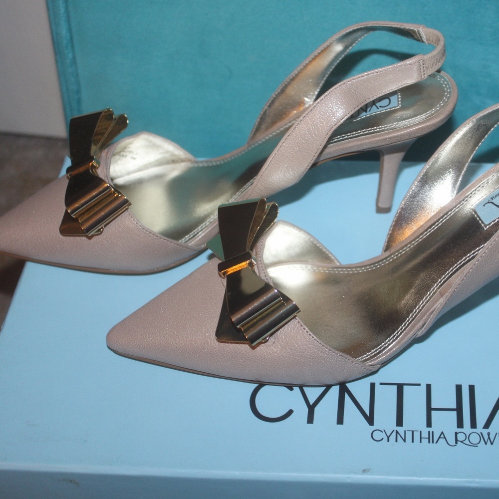 Cynthia Rowley Taupe Nude Slingback pump Gold metal bow 3.5" heel 8M NEW…in Box